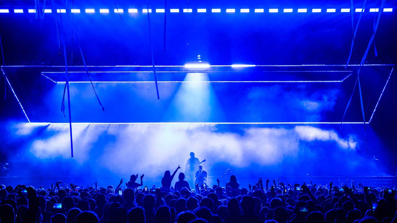 DACS_BMTH_Cardiff_Nov_2018_714-NEU Sam Tozer entwirft ein minimalistisches Industrial-Design und setzt dabei auf GLP impression X4 Bars und JDC1 Hybridstrobes