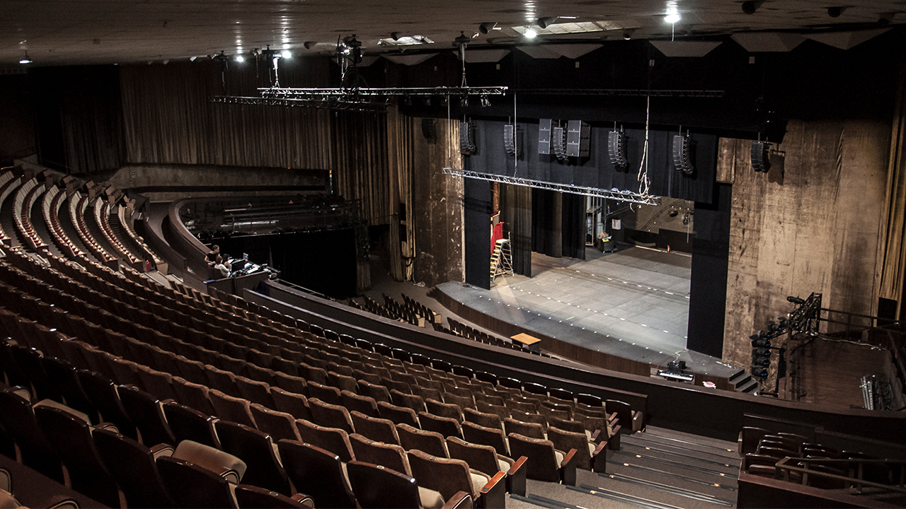 Die L-ISA Installation im Moskau Musical Theater umfasst fünf Arrays mit jeweils neun ultrakompakten Kiva II Modular-Line-Source-Elementen über die gesamte Bühnenbreite, die das L-ISA Scene-System bilden.