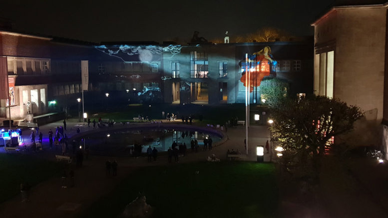 Projektion an der Fassade des Kunstpalastes