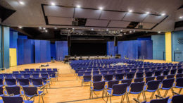 Stadthalle Wilhelmshaven setzt auf VIO L210 von dBTechnologies für flexiblen Bühneneinsatz