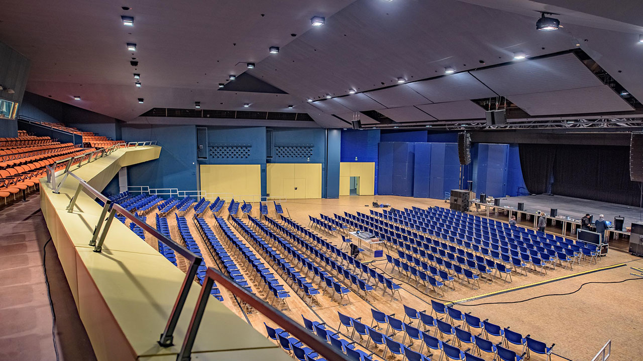 Stadthalle Wilhelmshaven setzt auf VIO L210 von dBTechnologies für flexiblen Bühneneinsatz