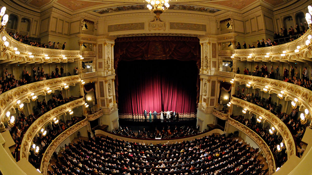 zuschauerraum-P18-Semperoper Die Semperoper, das Opernhaus der Sächsischen Staatstheater – ein Haus mit langer, geschichtlicher Tradition – entscheidet sich für den P18 Wash.