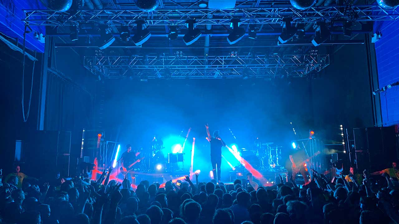 PAPA-ROACH-AUF-TOUR-MIT-GLP-IMPRESSION-UND-JDC1-STROBES-3 Lichtdesigner Mathias Kuhn über zu niedrige Türen, Festivalcrews und Raum und Tiefe – selbst auf kleinsten Bühnen