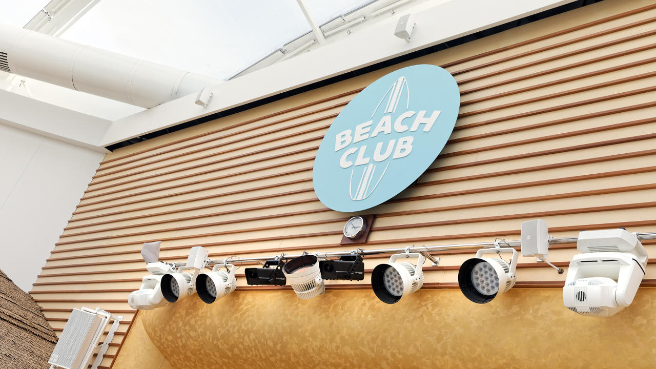 Im Beach Club wird die Lichttechnik bestehend aus Martin Professional und SGM Light Komponenten allen Outdoor-Ansprüchen, wie zum Beispiel hohe Luftfeuchtigkeit und starke Sonneneinstrahlung gerecht. © Amptown System Company