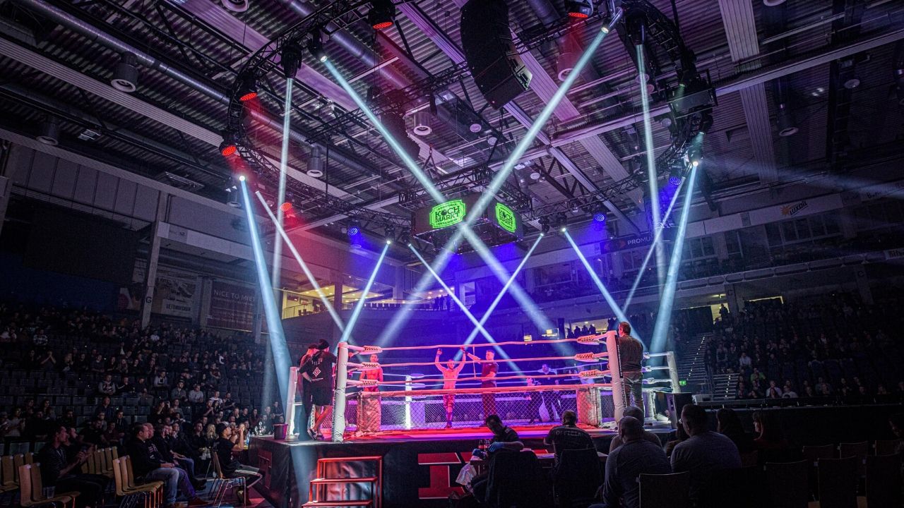 IFC MMA: Kampfsport live in Trier mit RCF HDL 30-A Line Arrays