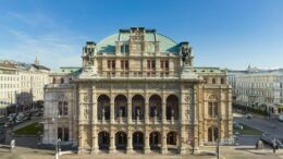 2020 ersetzte die Wiener Staatsoper ihre alte analoge Drahtlosanlage gegen ein modernes digitales Shure Axient Digital System
