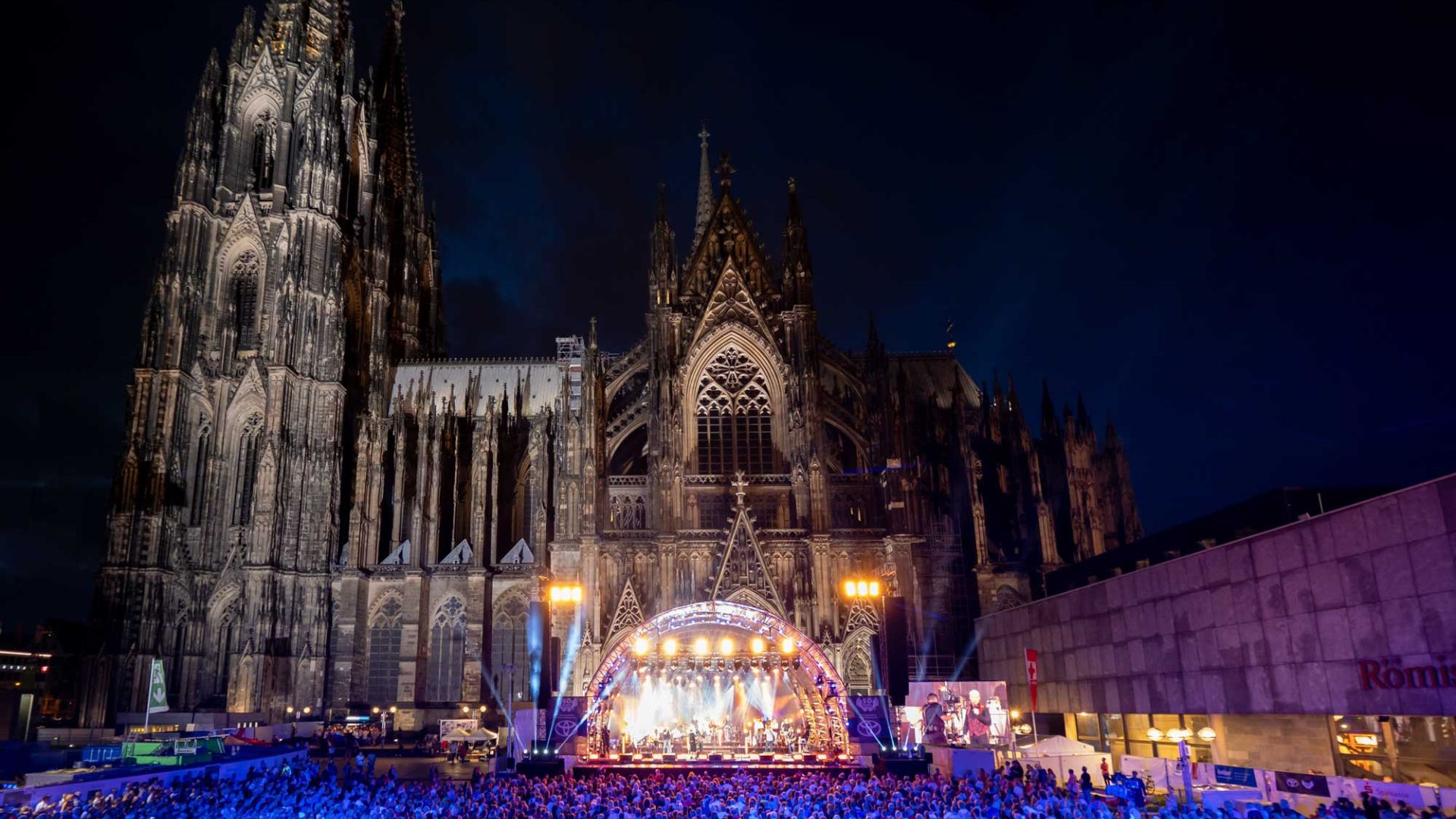 Bläck Fööss vor dem Kölner Dom