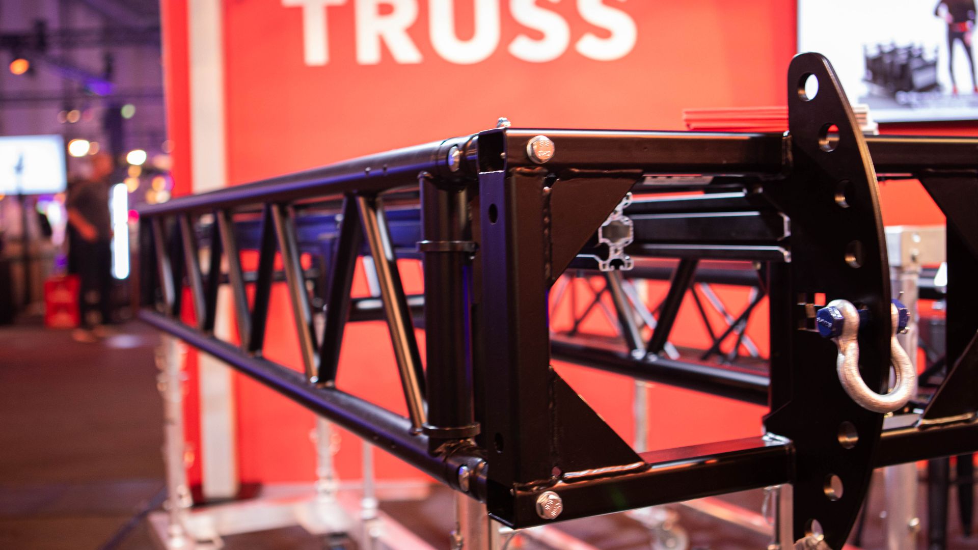 Die MLT THREE Pre Rig Truss von Hof Alutec - Eine Innovative Lösung für Moving Lights und Videomodule