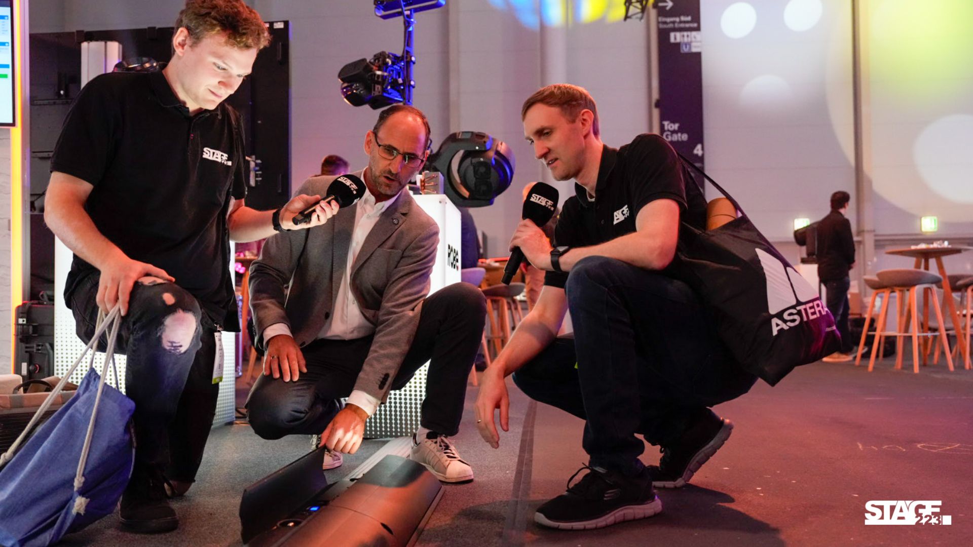 Jan und Nico lassen sich von Martin das neue Footsie System von Robe auf der LEaT con 2023 erklären | Foto: stage223/ Rebecca Maria Kimmig