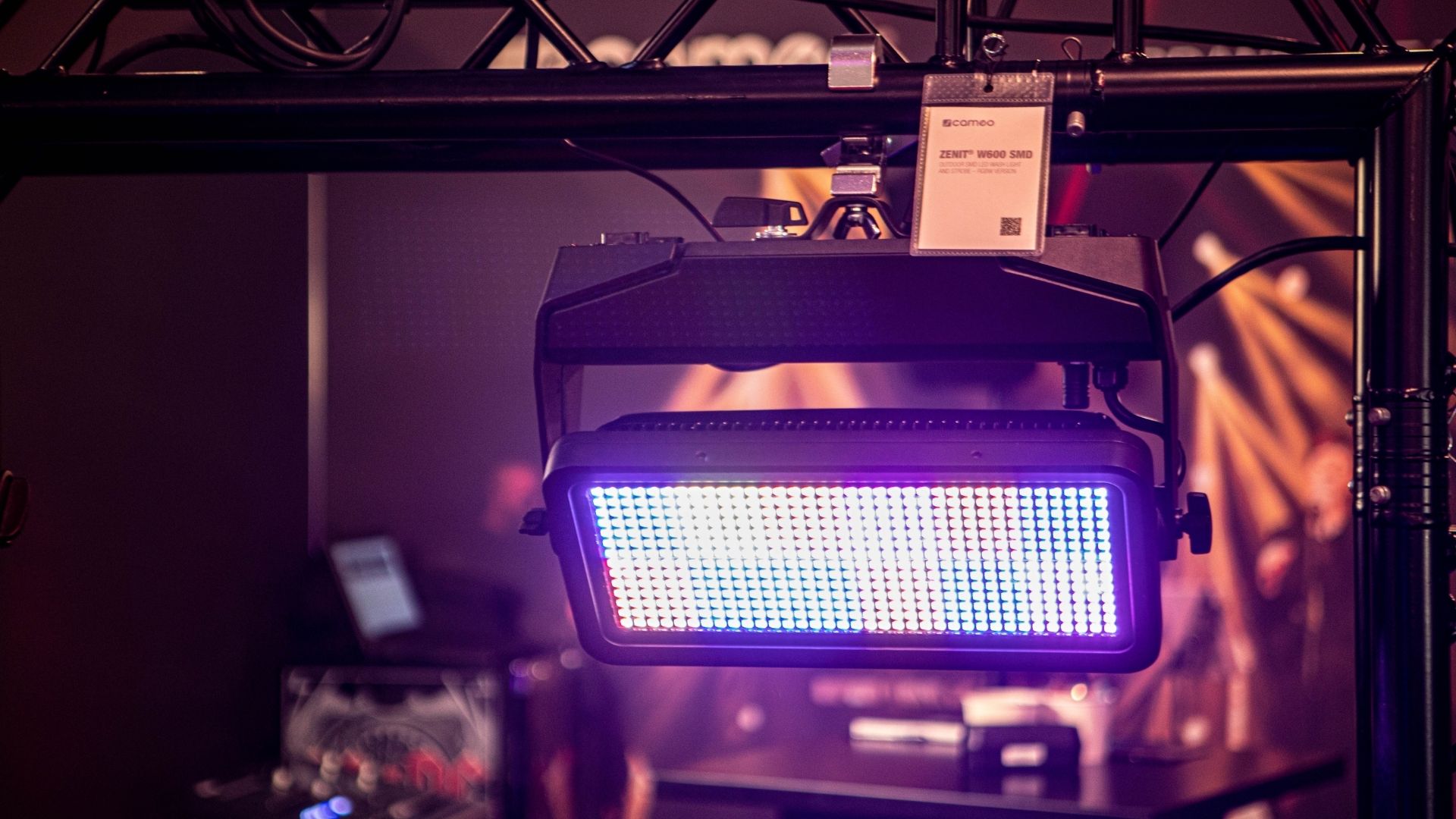 Der Cameo W600 SMD Outdoor Fluter: Technische Vielseitigkeit für Professionelle Beleuchtung