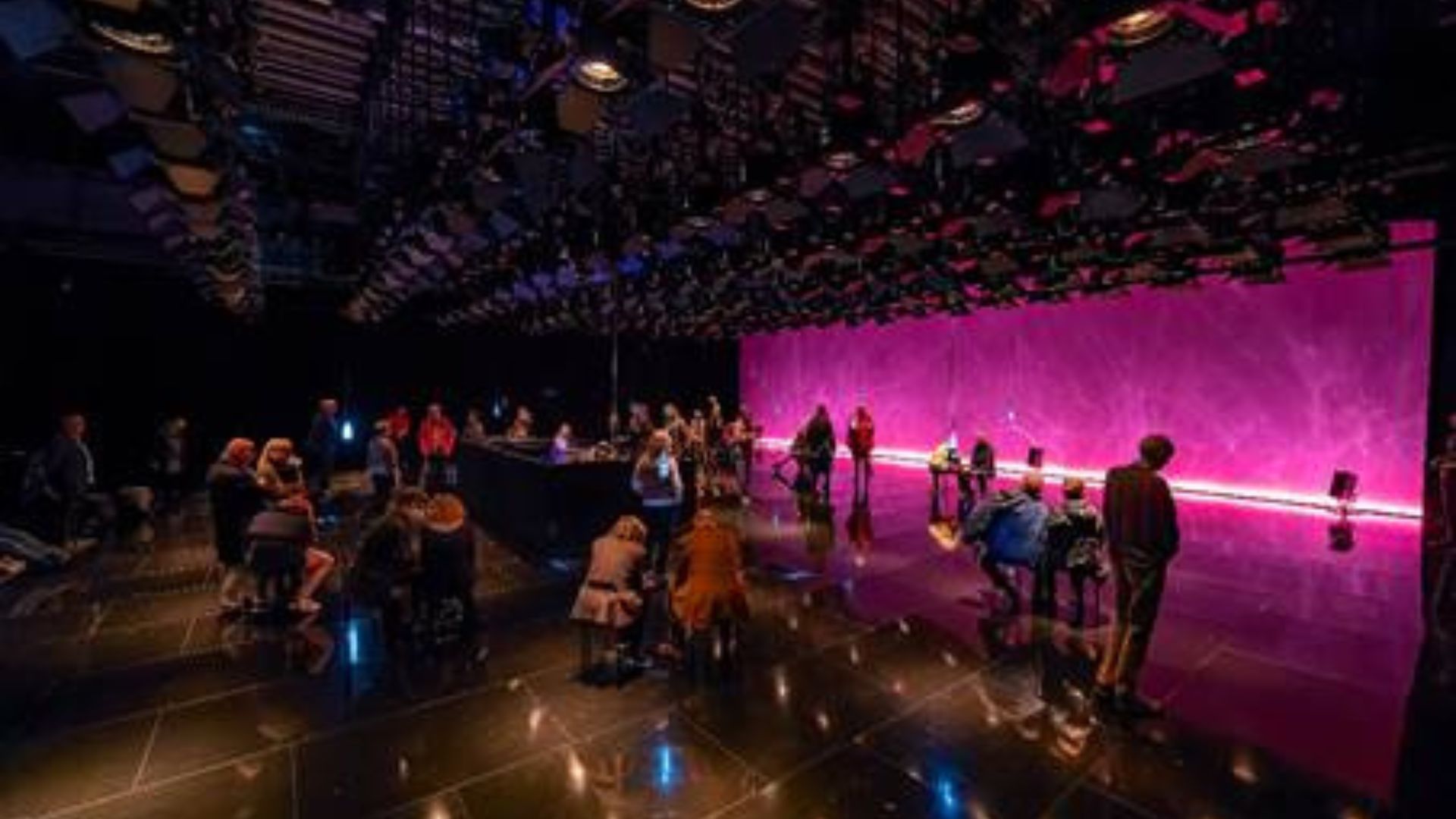 Frei im Orchesterklangkörper bewegen Dank innovativer 3D-Audioinstallation: Begehbarer Klangkörper des Ensemble Modern auf dem „cresc“-Festival. Foto: Ralph Larmann