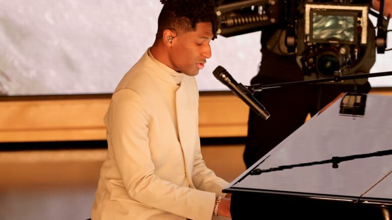 Sänger Jon Batiste singt „It Never Went Away” aus „American Symphony” während der 96th Annual Academy Awards im Dolby Theatre in Hollywood, Kalifornien. (Foto: Kevin Winter/Getty Images)