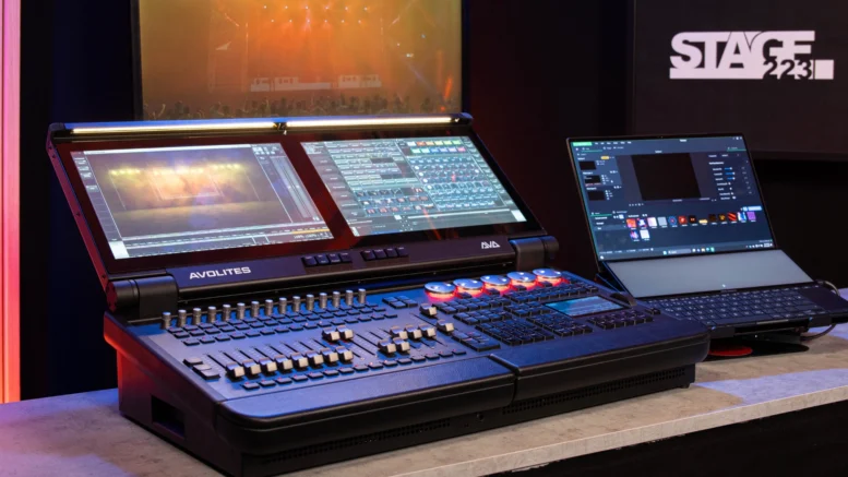 Die Avolites D7-215 neben der Prism Software | Foto: stage223