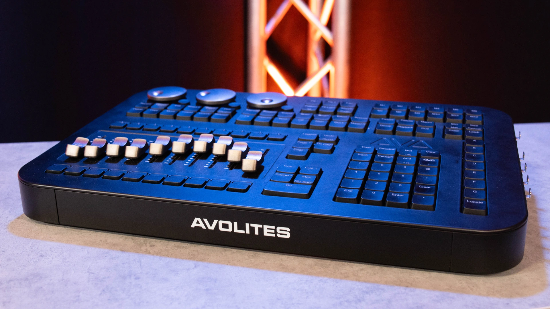 Das Avolites T3 lässt sich mit USB-C direkt an den Rechner anschließen und ist spielbereit | Foto: stage223