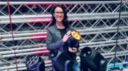 Natalie Held zusammen mit Scheinwerfern von LC Pro | Foto: Natalie Held