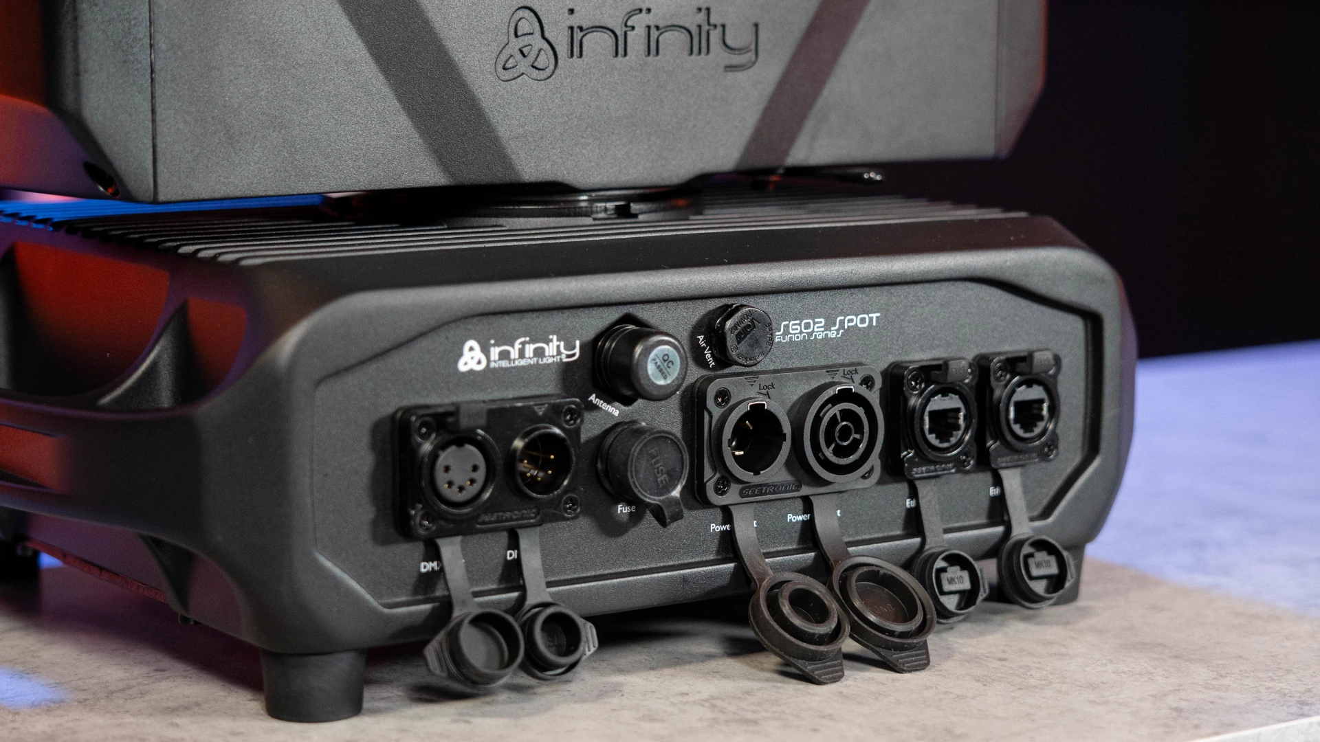 Anschlüsse des Infinity Furion S602 Spot | Foto: stage223