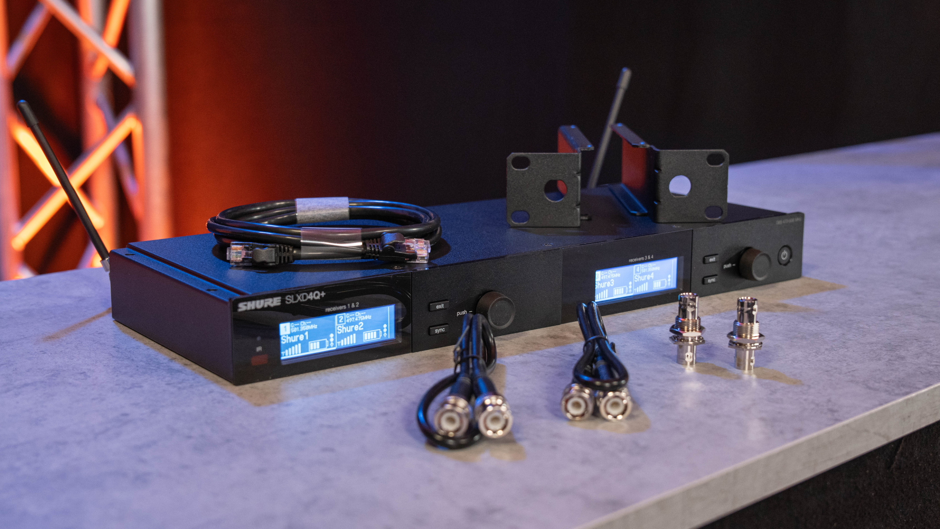 Der Lieferumfang des Shure SLXD4Q+ | Foto: stage223 Der Lieferumfang des Shure SLXD4Q+ | Foto: stage223