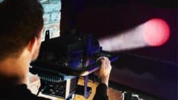 Top-Performance, auch bei langen Distanzen: der P6 ersetzt konventionelle 2,5 kW Halogen-Scheinwerfer auf höchstem Niveau Fotos: Adam Hall Group