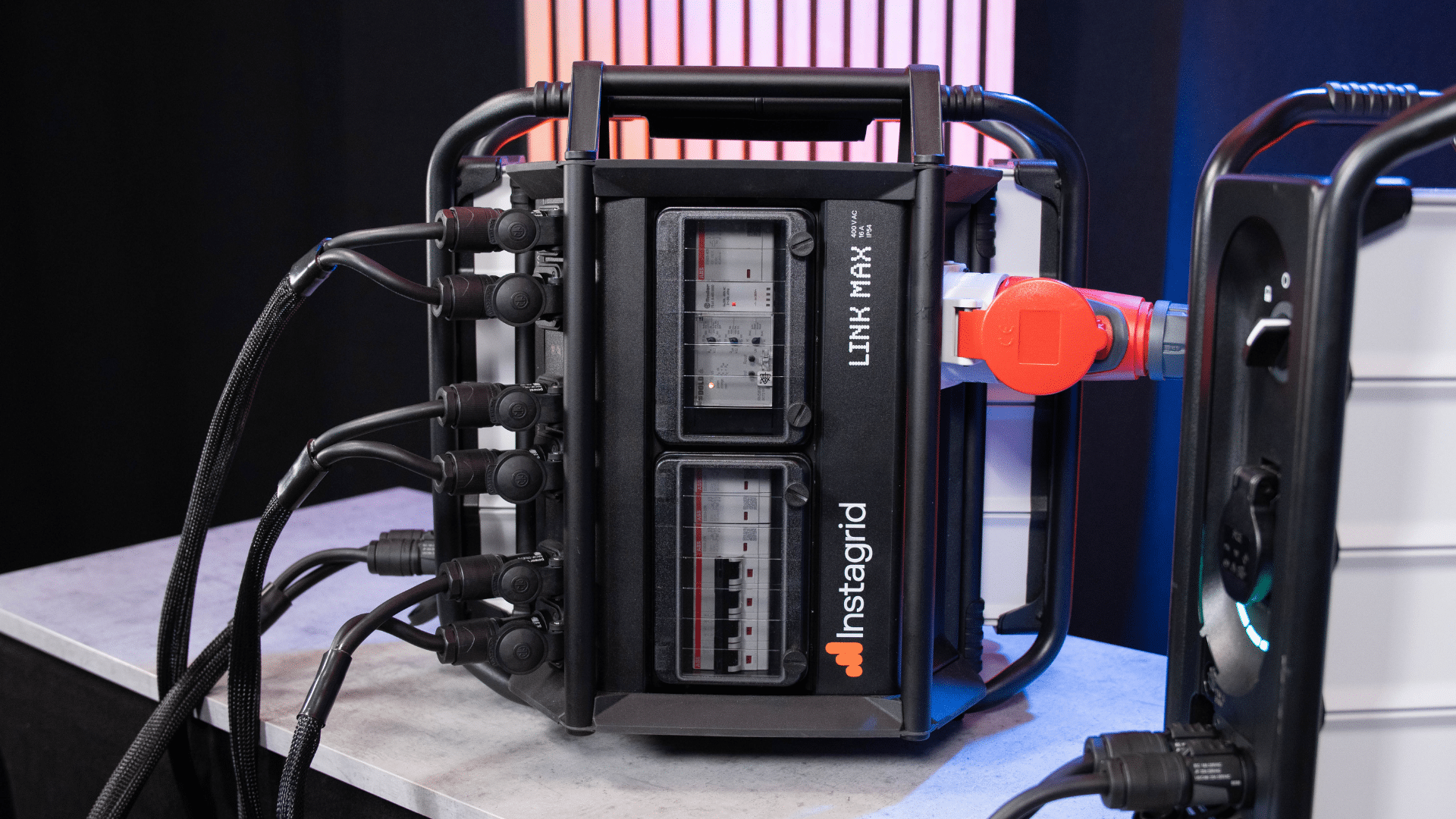 Der LINK MAX liefert 400V- 16A Drehstrom aus drei Instagrids | Foto: stage223