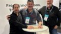 Oliver Daake (Focon Showtechnic), Thomas Gottschlich (Swisson) und Frank Rethmann (Focon Showtechnic) bei der feierlichen Award-Übergabe auf der ISE in Barcelona