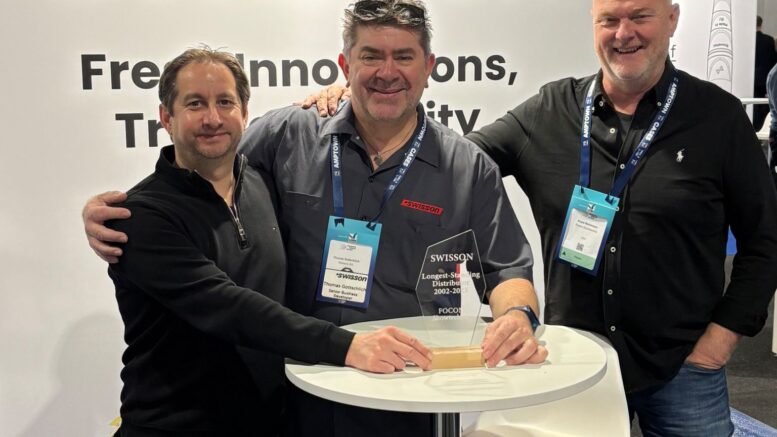 Oliver Daake (Focon Showtechnic), Thomas Gottschlich (Swisson) und Frank Rethmann (Focon Showtechnic) bei der feierlichen Award-Übergabe auf der ISE in Barcelona
