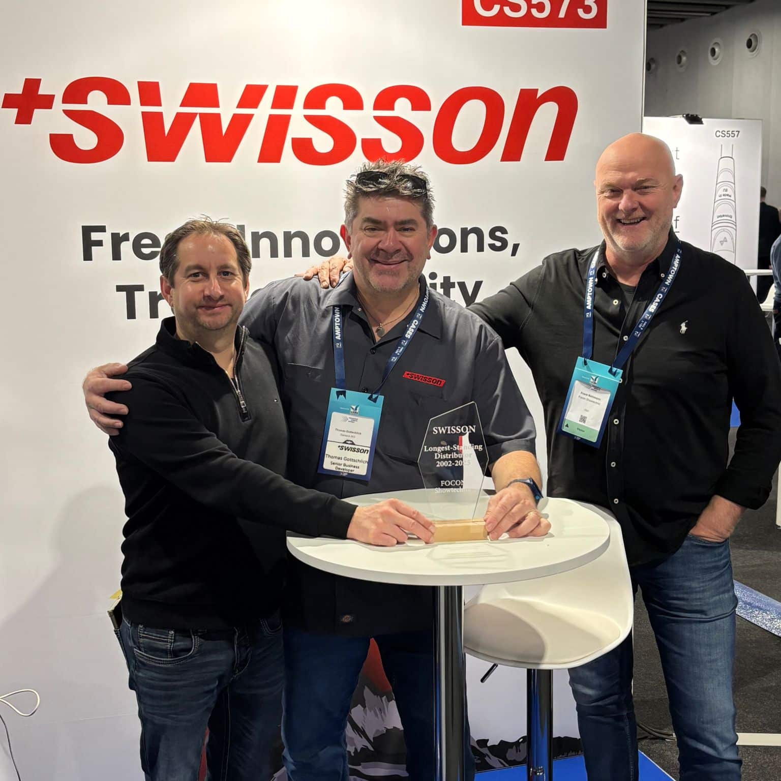 Oliver Daake (Focon Showtechnic), Thomas Gottschlich (Swisson) und Frank Rethmann (Focon Showtechnic) bei der feierlichen Award-Übergabe auf der ISE in Barcelona